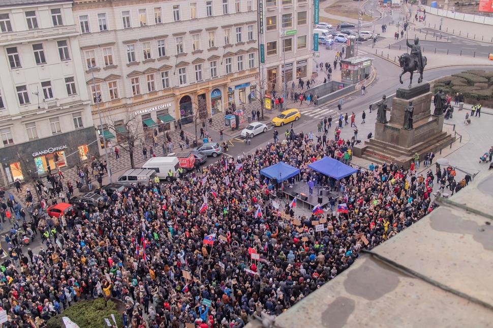 Zhromaždenie Za slušné Slovensko, za slušné Česko, Václavské námestie, Praha, dňa 16.3.2018. Celkovo sa akcií Praha za slušné Slovensko v roku 2018 zúčastnilo viac ako 10.000 občanov SR i ČR.