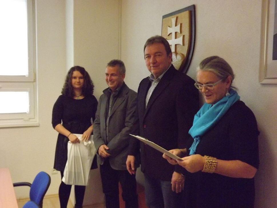Eliška Kubešová (prvá zľava) pri preberaní ceny.