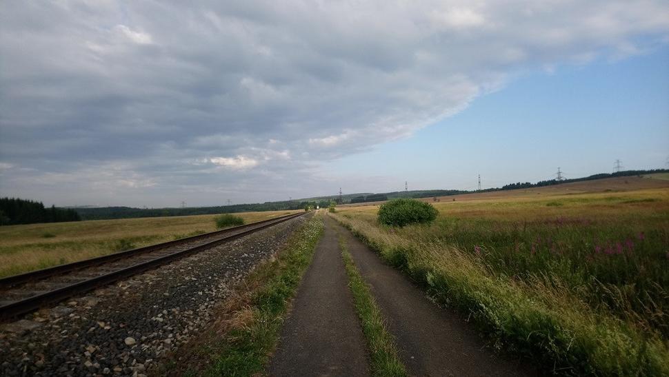 Novoveská cesta je rovná a nekonečná