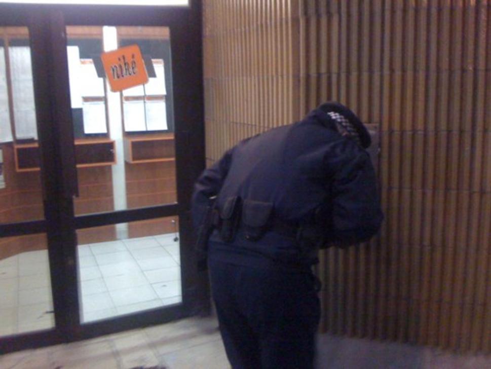 Policajt sa otáča, vidiac, že je snímaný