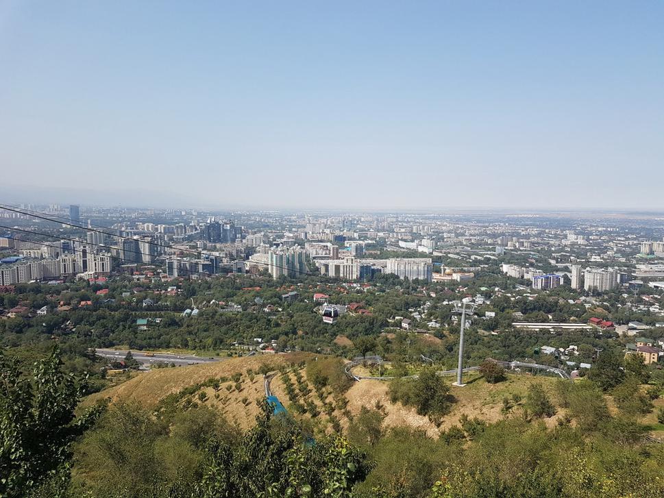 Vrch Kok-tobe, na ktorý sa vyveziete lanovkou priamo z mesta a je z neho panoramatický výhľad na celé mesto