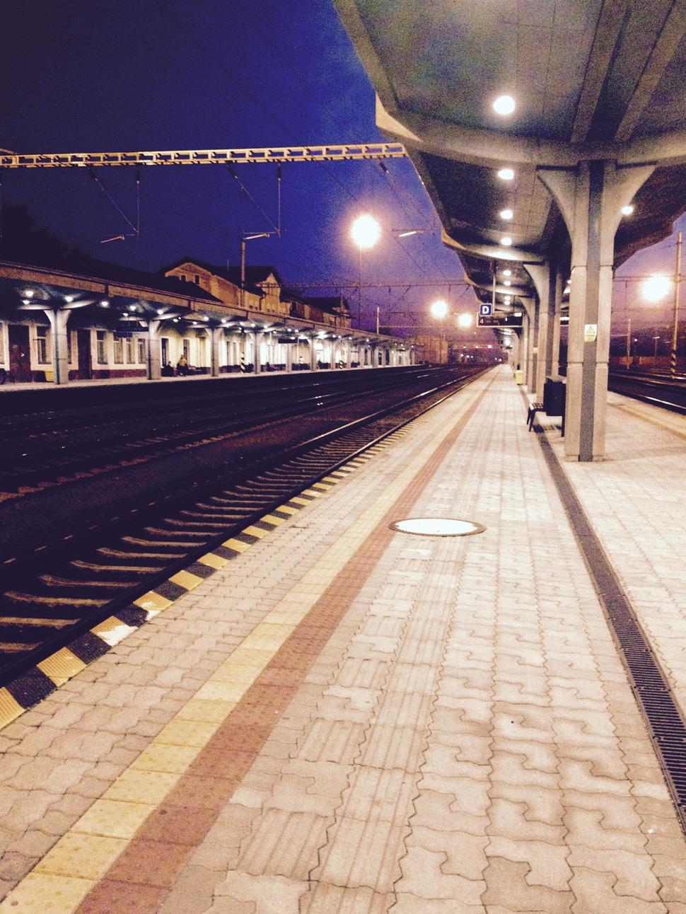 Stanica Trenčianska Teplá počas večera.(pohľad z druhého nástupišťa)