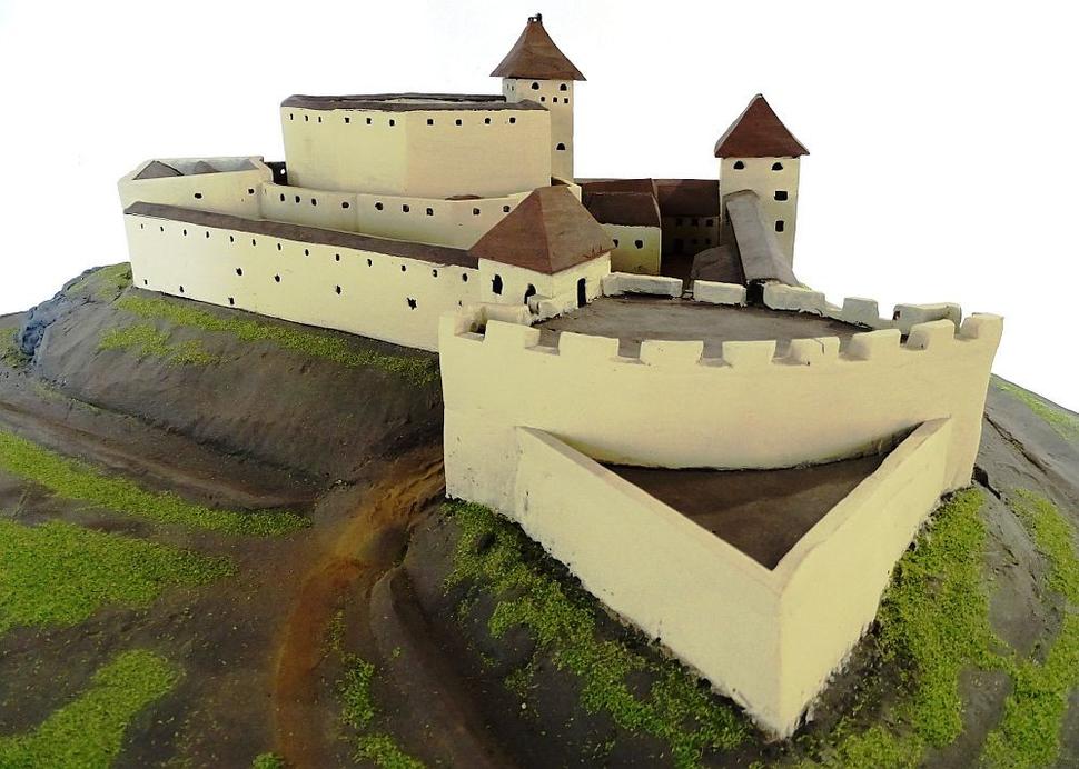 Model hradu v múzeu v Zichyho kaštieli. V 17. storočí sa prehnali hradom stavovské povstania Bocskaya, Bethlena, pán Divína Balassa prepadával okolie, až napokon hrad v roku 1679 dobylo cisárske vojsko a vyhodilo ho do vzduchu. Odvtedy je v ruinách.
