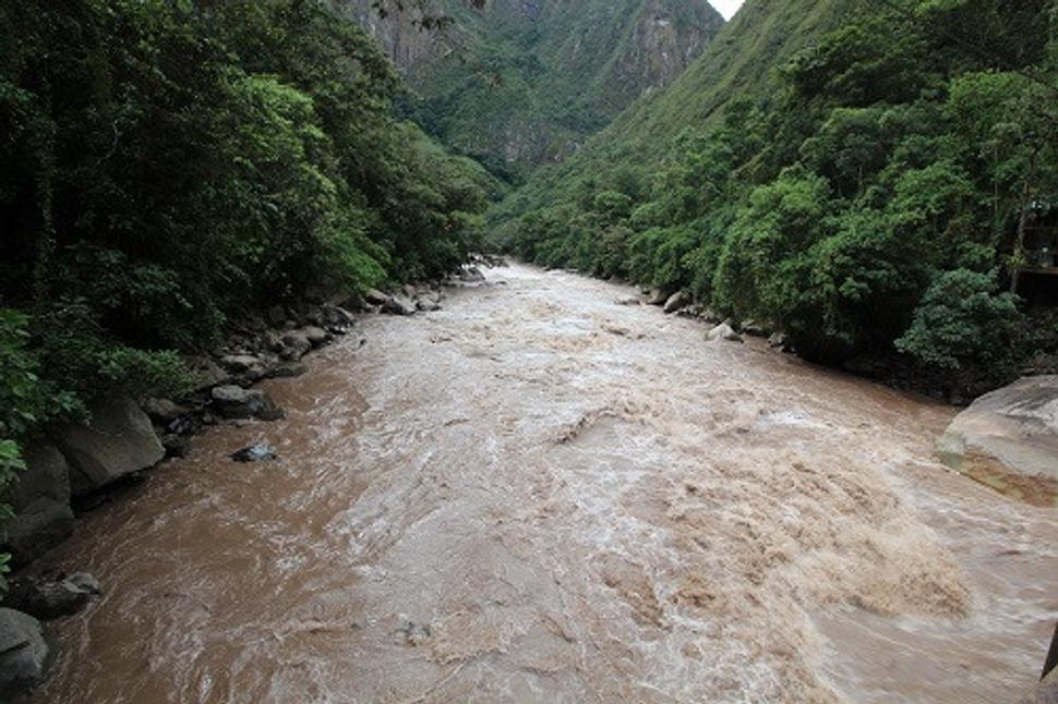 Rieka Urubamba z mostu k Machu Picchu