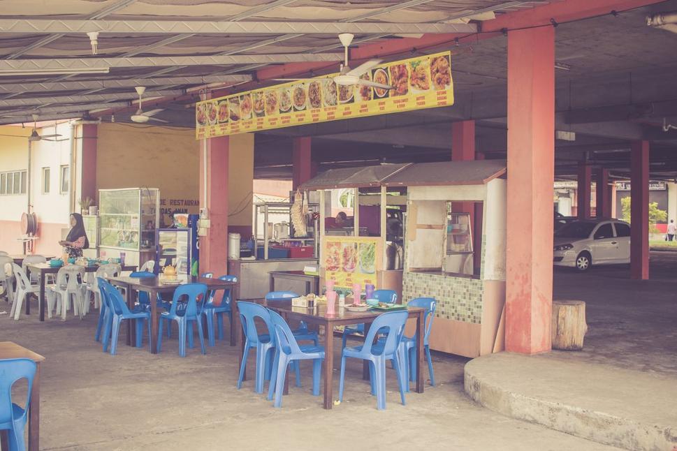 Takto nejak vyzerá street food v Malajzií. Áno, to v pozadí je garáž