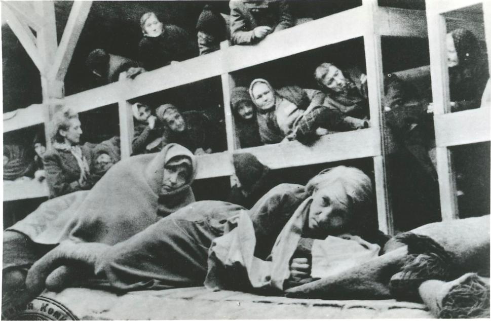 Ženy v baraku. Fotku zhotovil ruský fotograf krátko po oslobodení Auschwitzu. Zdroj: Holocaust Encyclopedia