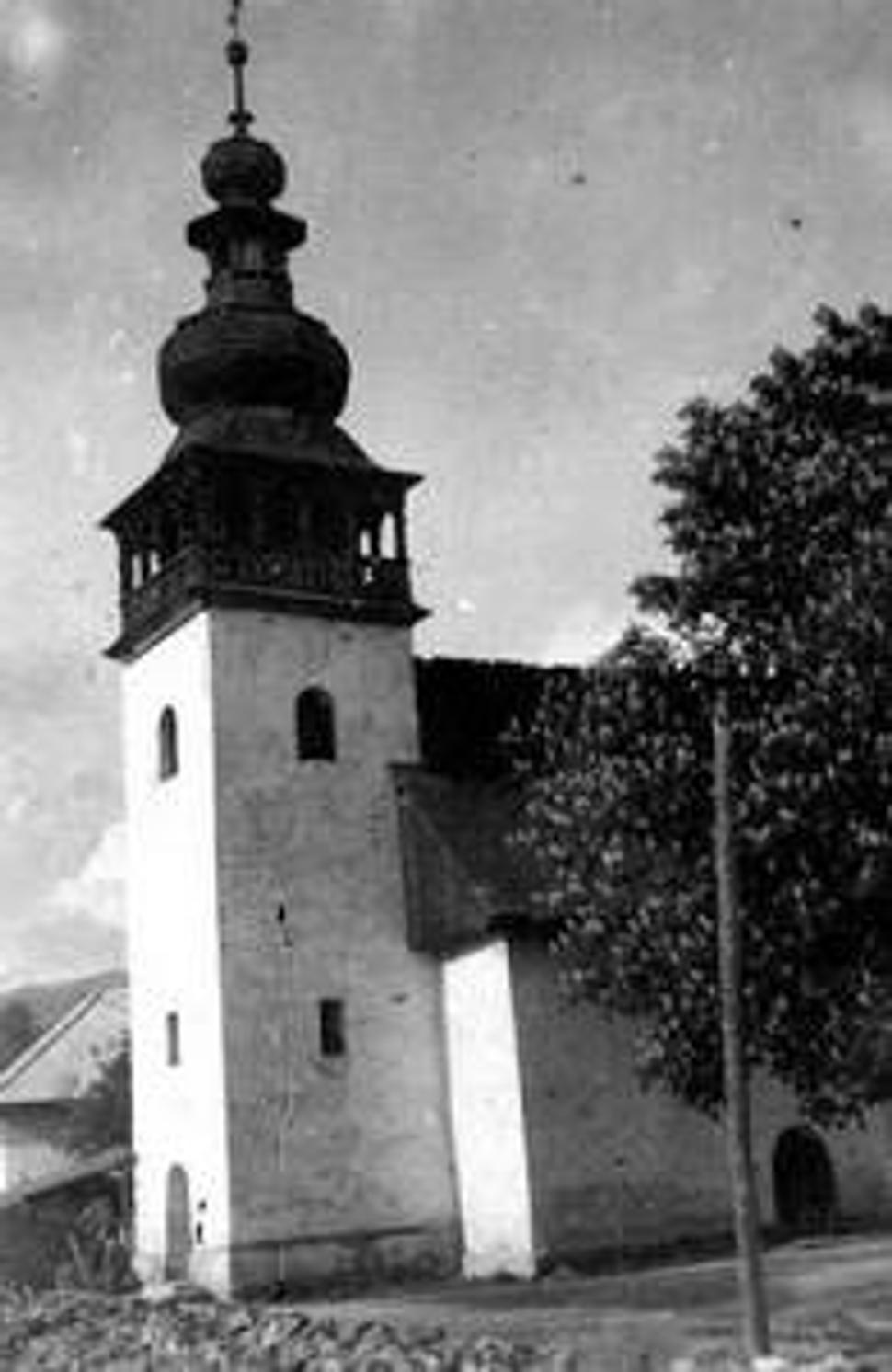 Už neexistujúci kostol v Rim. Píle, pôsobisko Jána Vansu, v pozadí fara, pôsobisko T. Vansovej