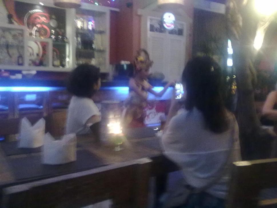 Takto nám niekde tancovali , ale neviem či to nebolo ešte v Jakarte v Cafe Batavia.... no jasné starnem:-)