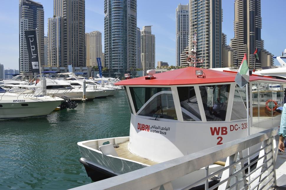 Vodný autobus v Dubai Marina