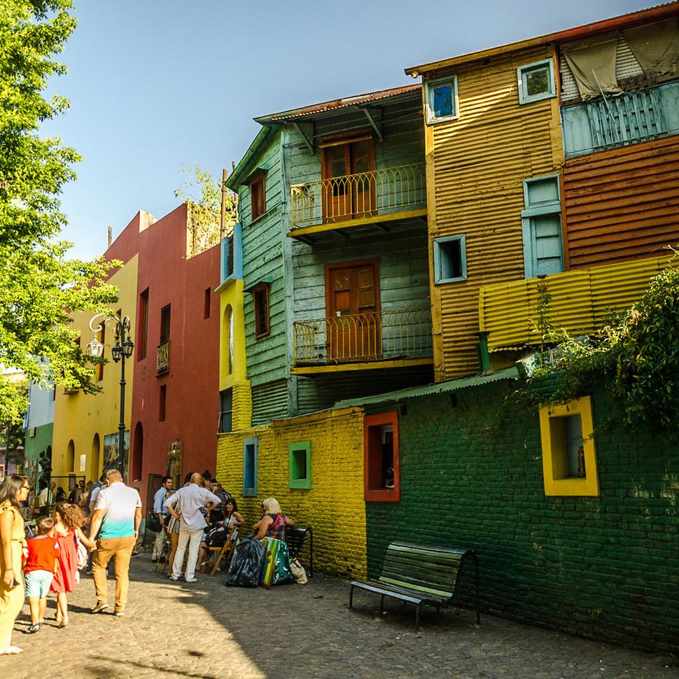 Farebná ulička El Caminito v štvrti La Boca.