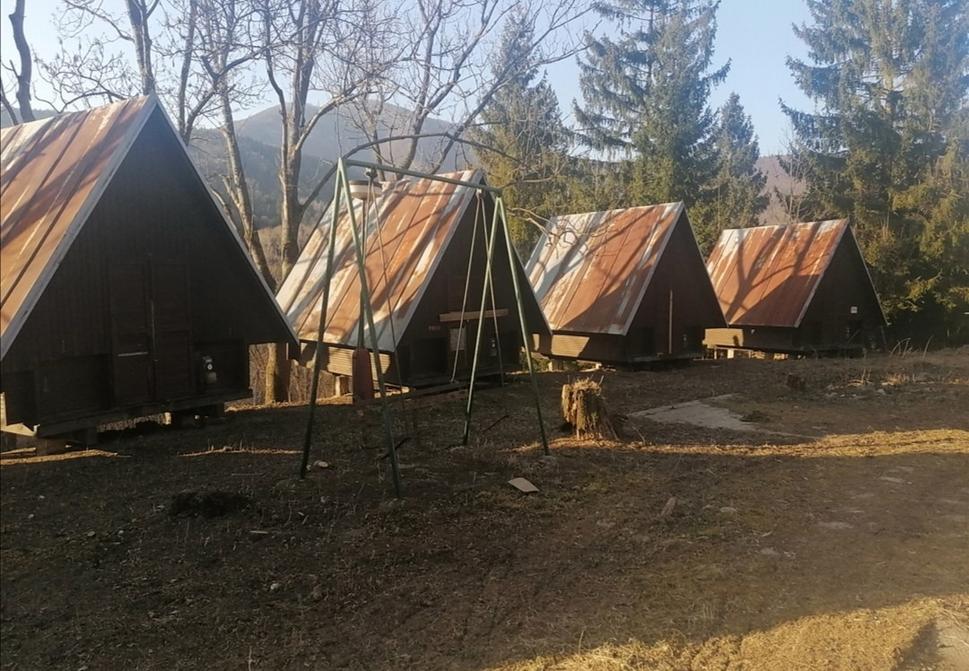 chatky vyzerajú lepšie, ale z hojdačky je ešte väčšie torzo.