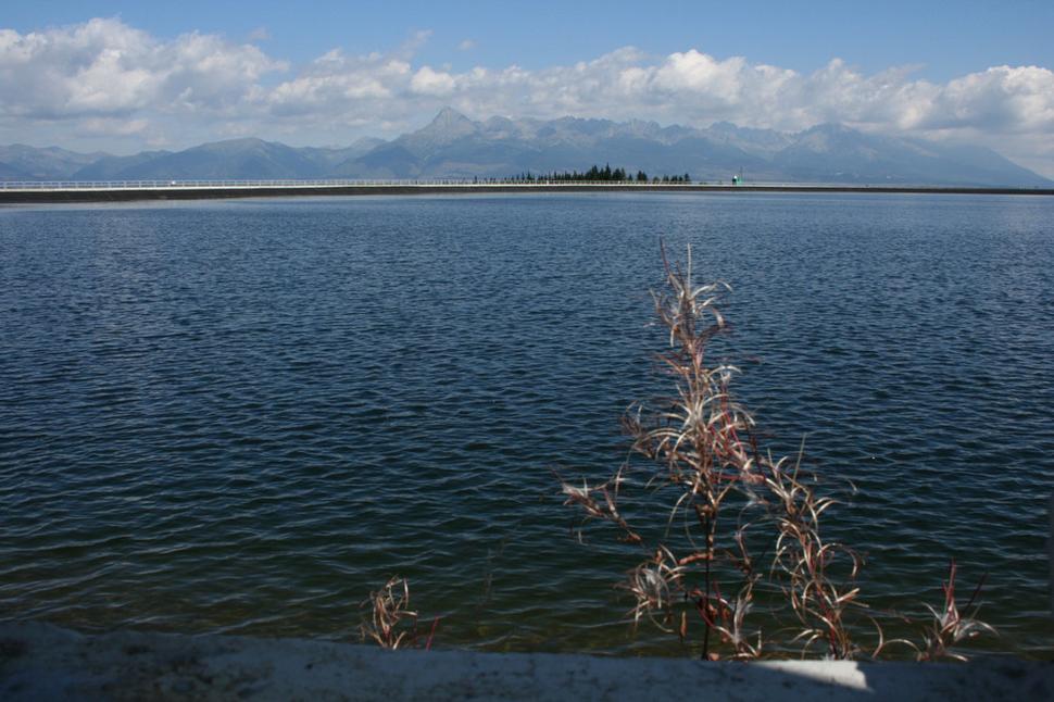 Horná nádrž "prečerpávačky" - v pozadí Vysoké Tatry.
