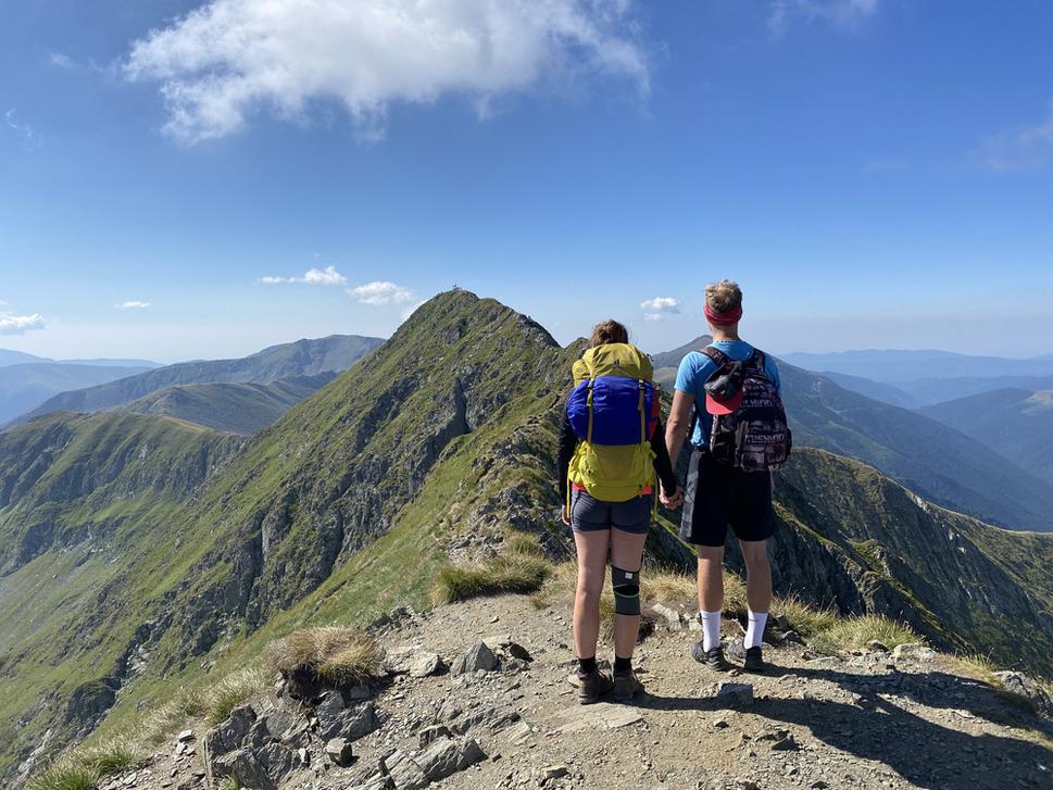 Úžasný pocit, keď Vás po toľkej drine čaká cieľová rovinka. Stačí prejsť po hrebeni a ste tam, na najvyššom vrchu Rumunska. Na mieste, kde si môžete spraviť vytúženú vifonku.