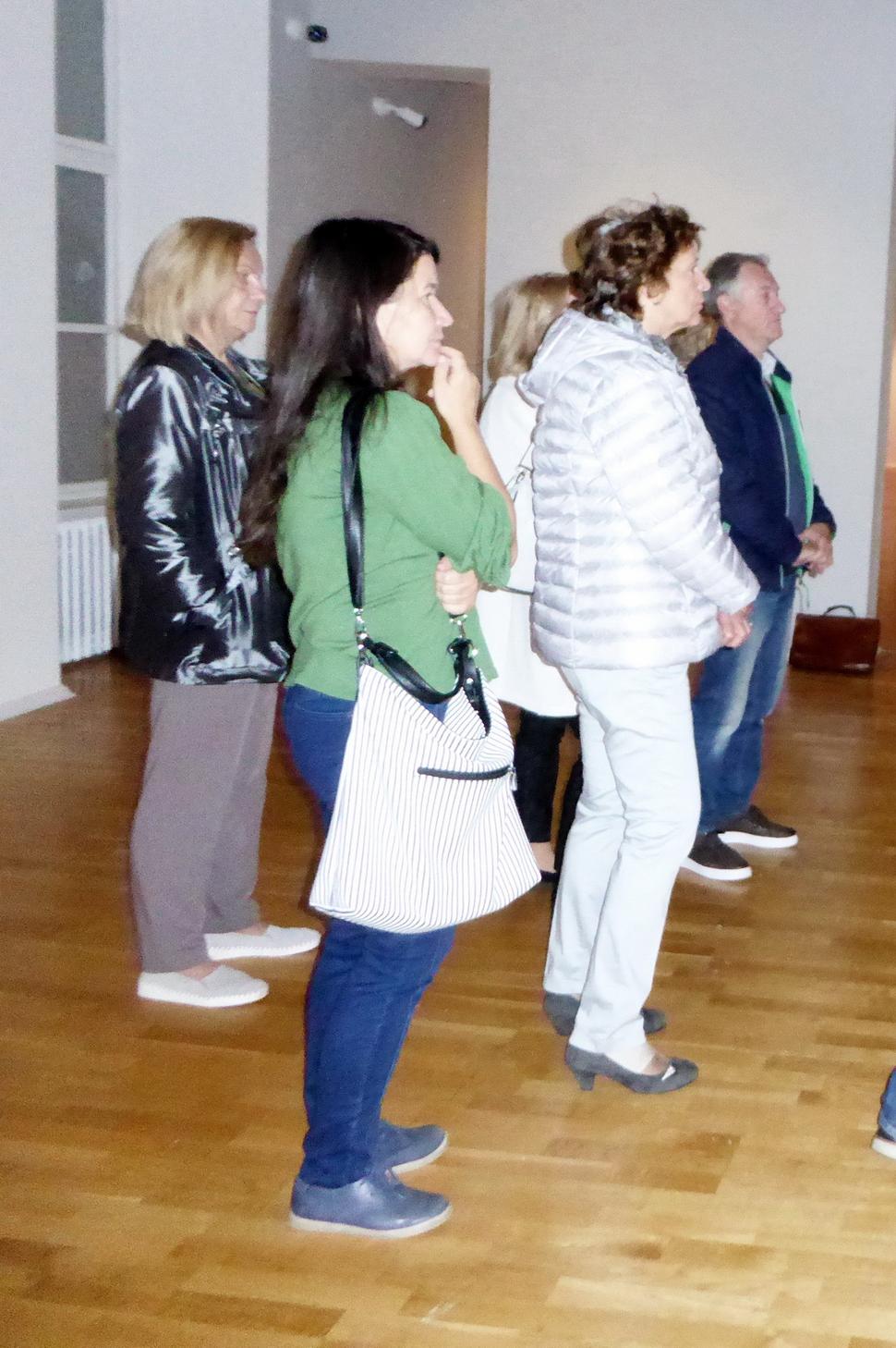 Naša prednášajúca Mgr.Zuzana Varechová na snímke s taškou