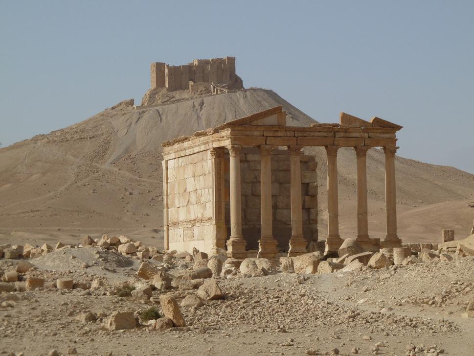 Palmyra, antický chrám zo začiatku n. l., v pozadí islamský hrad z 13. storočia