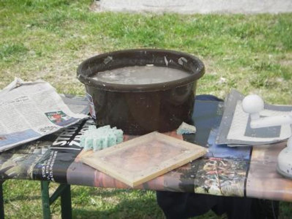 Deň Zeme na ihrisku - výroba recyklovaného papiera