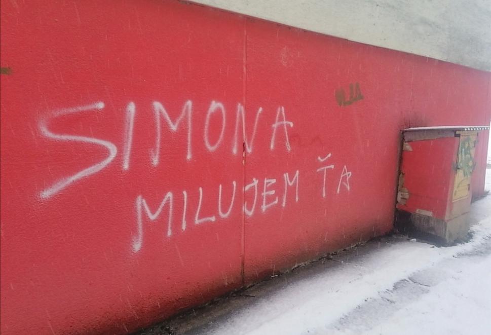 ... iný je do Simony. A dáva to na známosť celému sídlisku