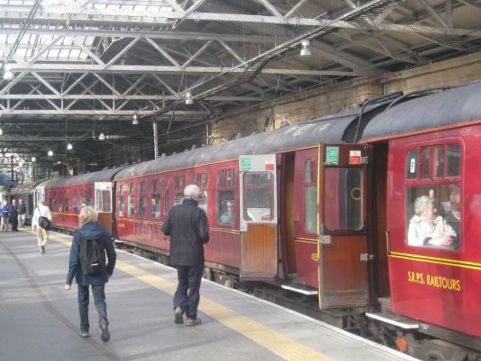 Nastupujem v Edinburghu na vlakovej stanici Waverley do vlaku smerujúceho do dedinky Tweedbank.