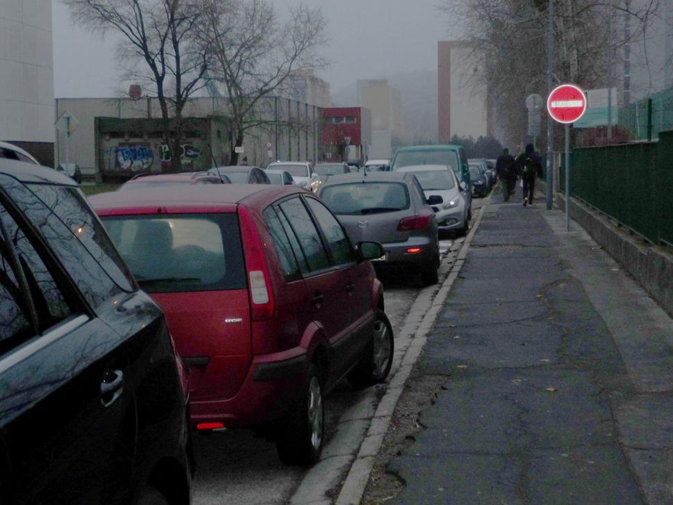 Značka je na strane chodníka ďalej od cesty