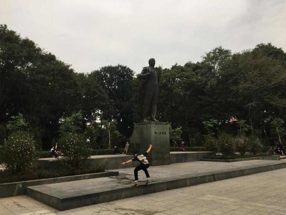 Námestie pred sochou Lenina využívajú miestni skejteri ako skejtpark