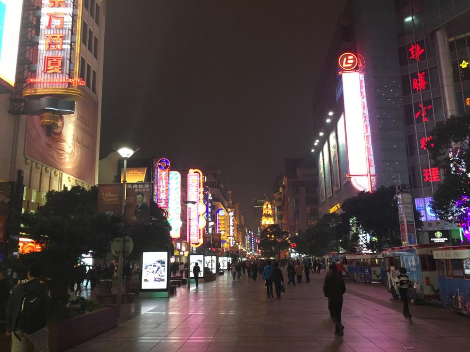 Nákupný bulvár Nanjing, kde ti neustále bude niekto ponúkať masáže.