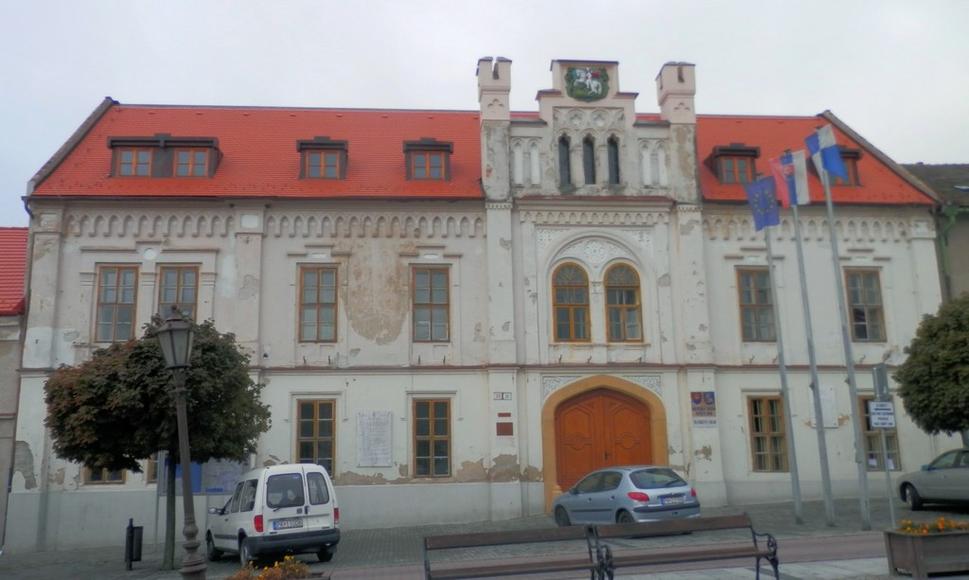 Šľachtická kúria Zichyovcov, dom pôvodne renesančný, obnovený v roku 1865., sídlo mestského úradu