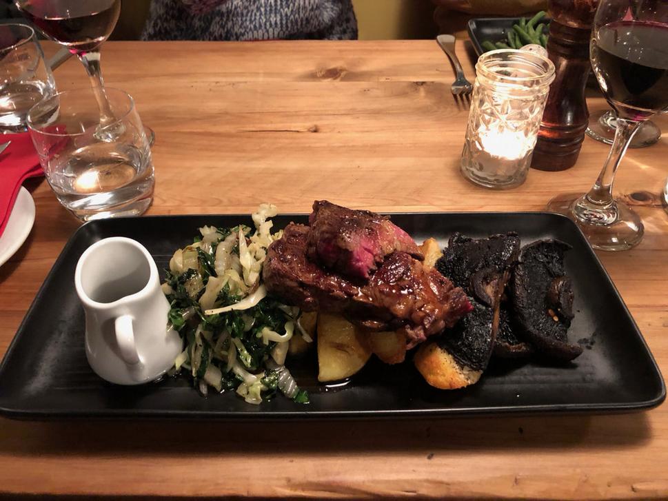 Na obrázku je moja večera – jahnací steak s pečenými zemiakmi, kapustou (ale vynikajúcou) a pečenými hubami