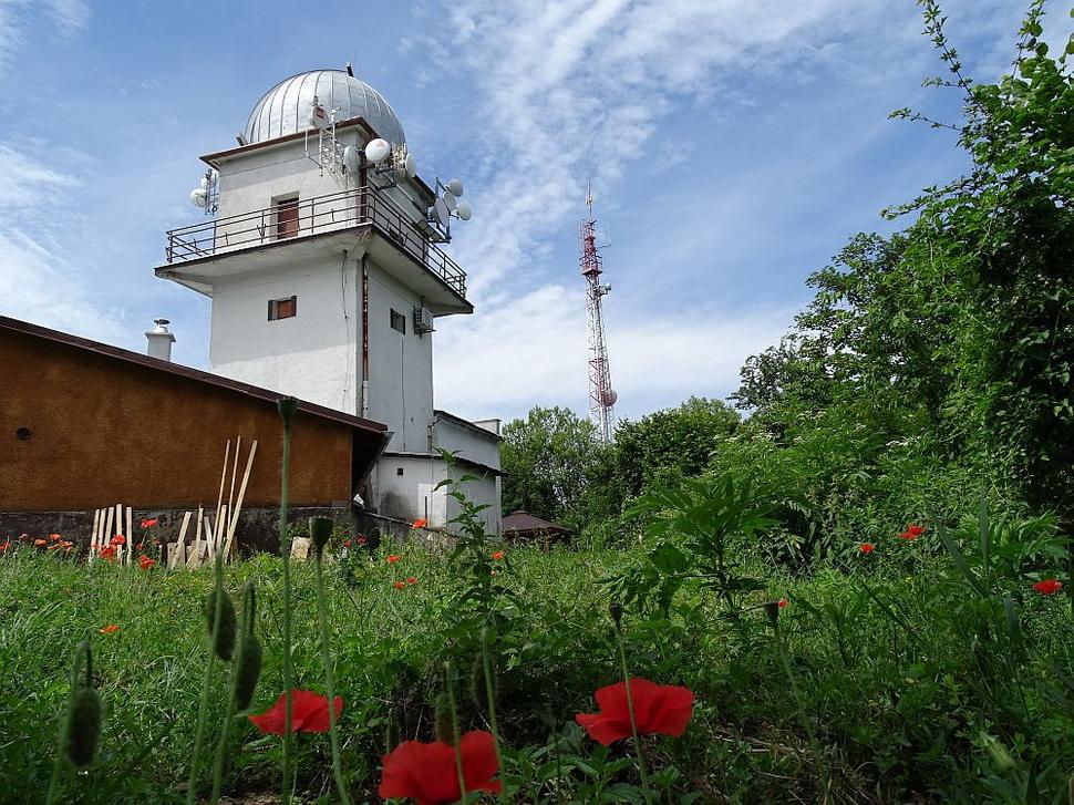 V roku 1958 sa začalo s prebudovávaním ruín vartovky na ľudovú hvezdáreň. Aj dnes sa dá z jej veže pokochať nádhernými výhliadkami. Takto vyzerá vartovka prebudovaná na hvezdáreň dnes pri pohľade od východu.