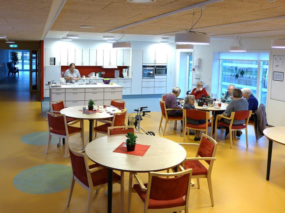 Obyvatelia majú stravu zabezpečenú centrálne, iné dobroty si však môžu pripraviť kompletne vybavenej kuchynke.