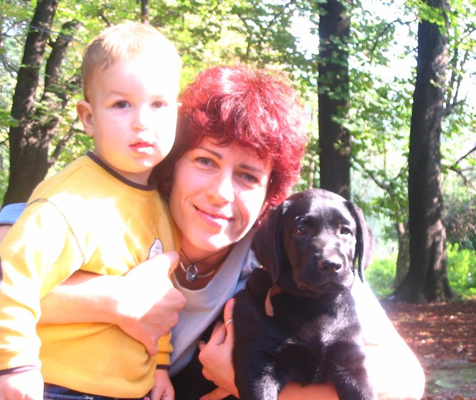Katka so svojím synom Martinom a prvým psíkom Enjoyom