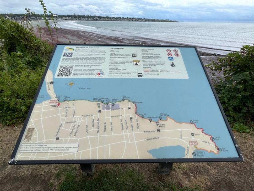 Mapa turistickej trasy Cliff Walk, ktorá sa tiahne po útese.