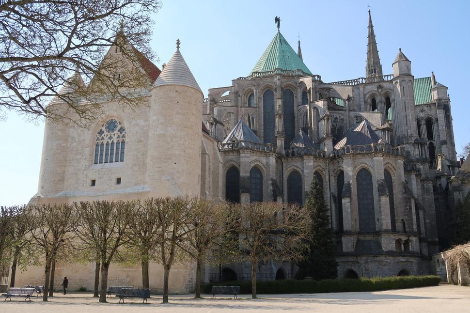 Pohľad na exteriér katedrálneho chóru s Kaplnkou sv. Piata, ktorú ku chóru pristavali v 14. stor.