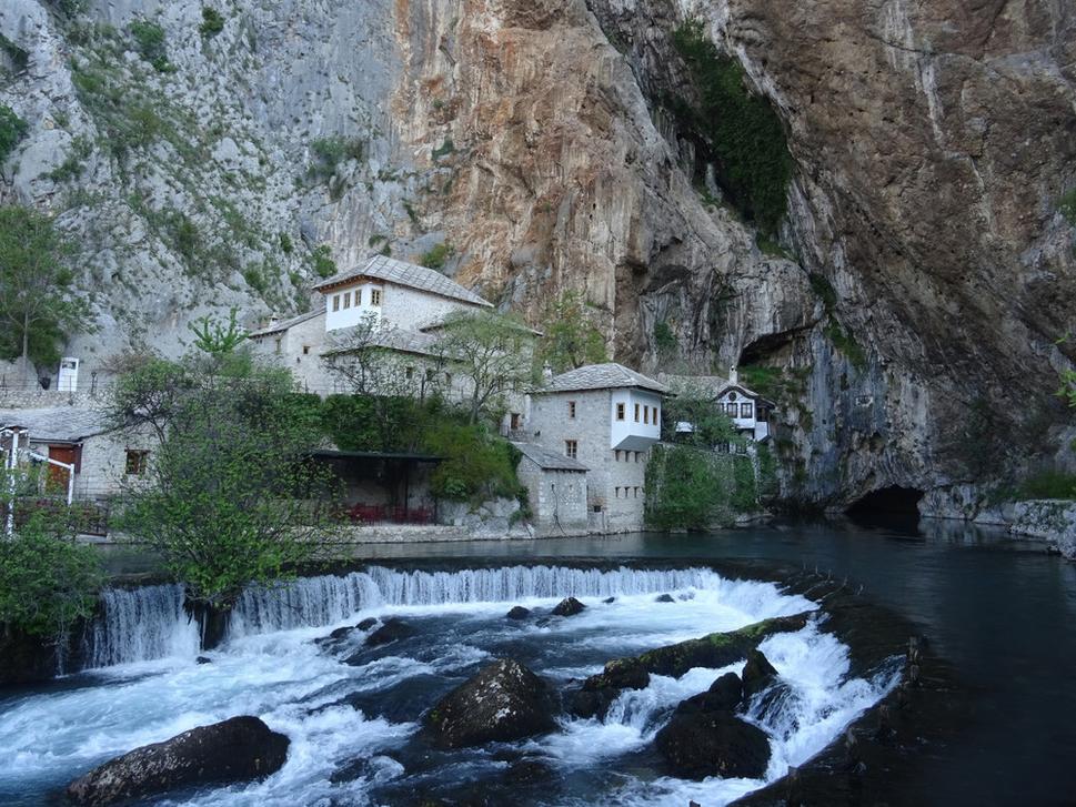 Kláštor pod skalami v meste Blagaj