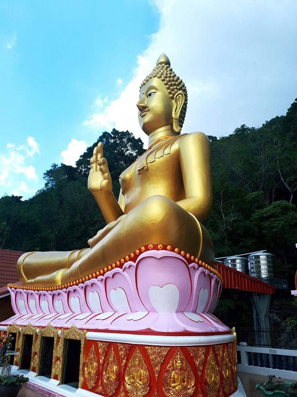 Wat Khao Rang a zlatá socha Budhu