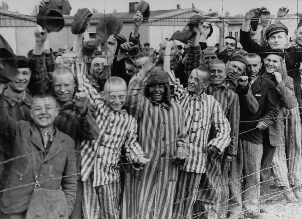 Väzni z Dachau zdravia amerických vojakov počas oslobodzovania, 29. apríl 1945. Zdroj: United States Holocaust Memorial Museum
