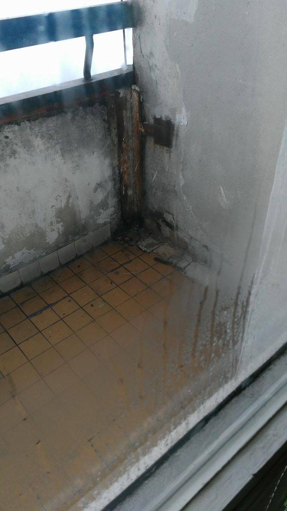 Plesnivé steny vo vnútri a rozpadajúci sa balkón