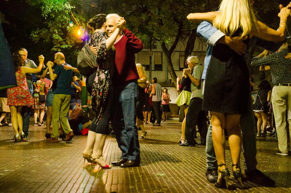 Vrcholom sú nedele, kedy sa tu spieva, a tancuje tango