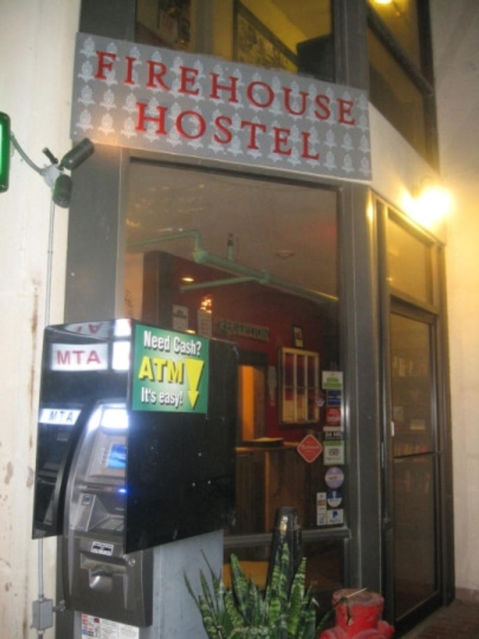 Sám proti noci pomedzi mrakodrapy hľadám Firehouse hostel, ktorý som si dopredu zabukoval.