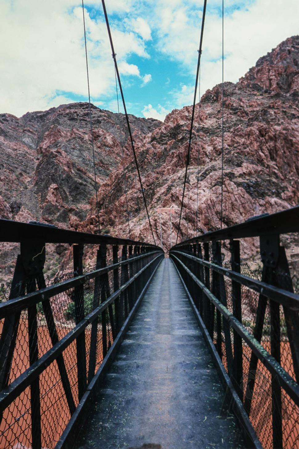 Grand Canyon, most na druhu stranu cez Colorado River.