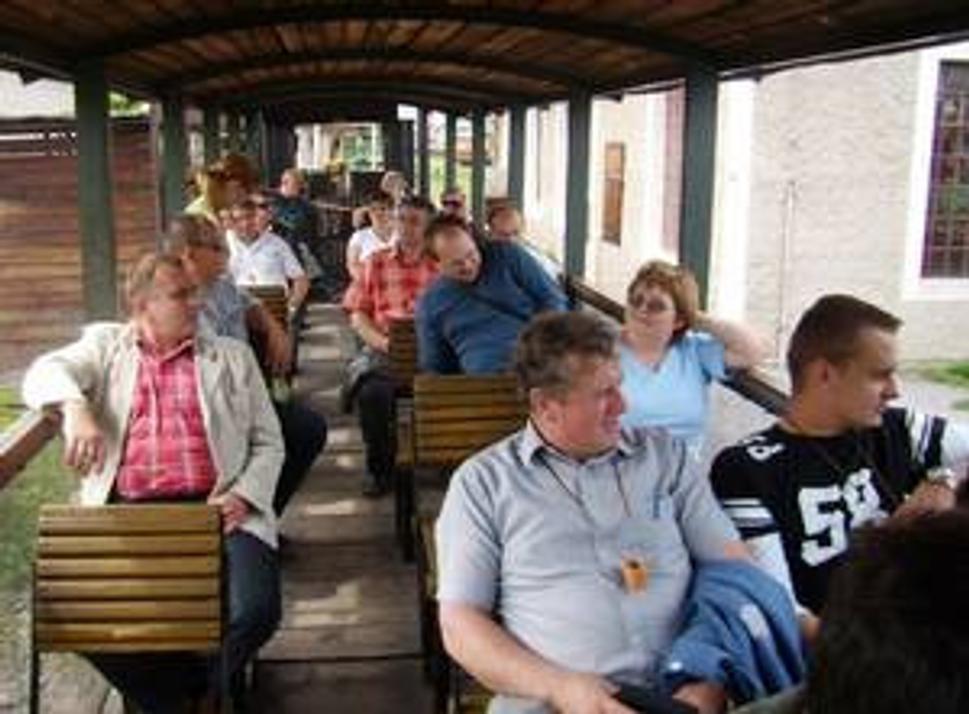 Účastníci exkurzie - členovia vzdelávacieho tímu sa rozbehli na skusy do sveta. Viezli sa aj Čiernohorskou železničkou do Vydrovskej doliny.