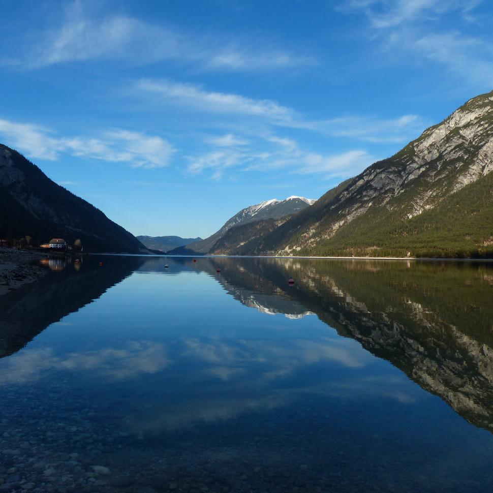 Zrkadlenie jazera Achensee v Pertisau