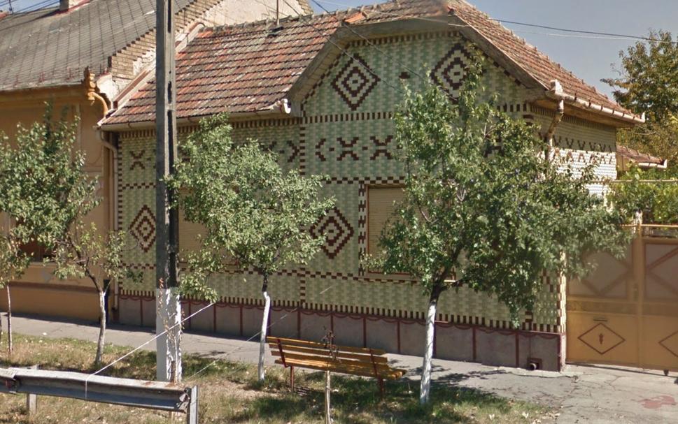 Takto "vykachličkované" domy miestami stoja v niektorých končinách Rumunska (výnimkou nie sú ani slovenské dediny)