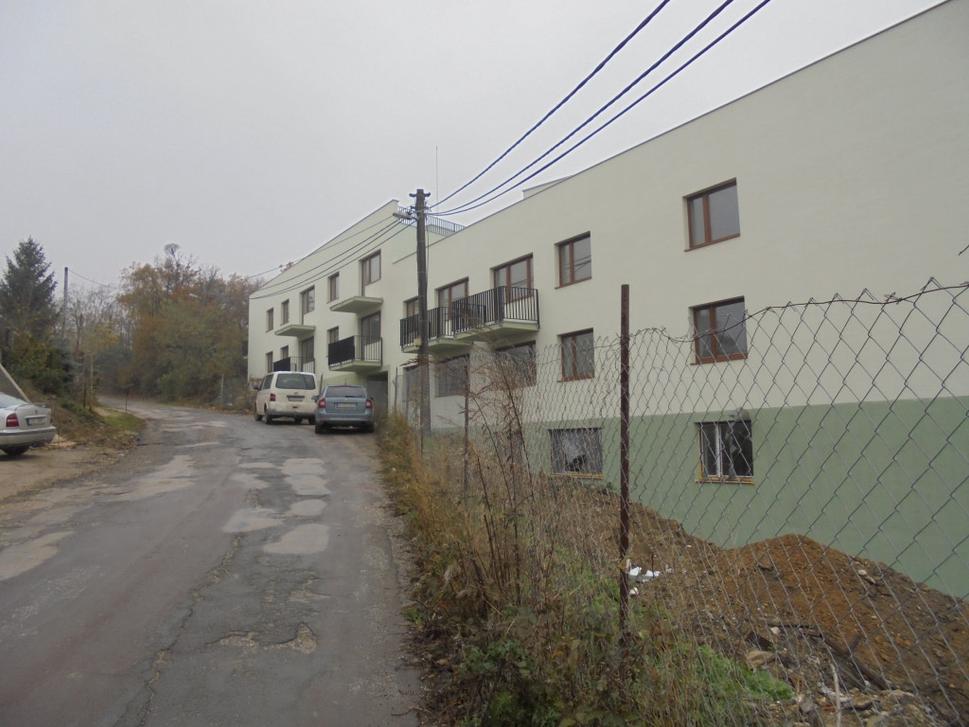 Pekná cesta. Pekná, ale rozbitá a bez chodníkov.