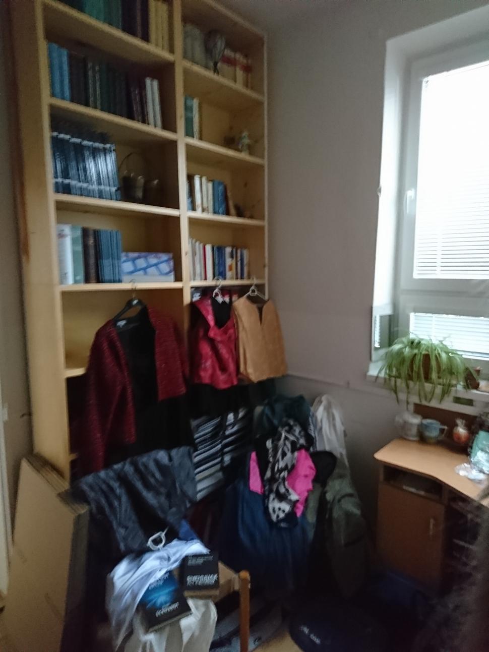 Namiesto kníh šaty