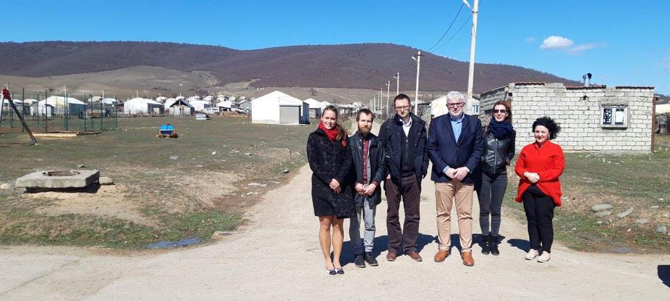 Slovenská delegácia mala možnosť navštíviť osídlie Prezeti a na vlastné oči sa presvedčiť o potrebe nášho projektu.