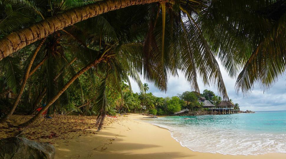 Sunset beach na severe ostrova Mahé.