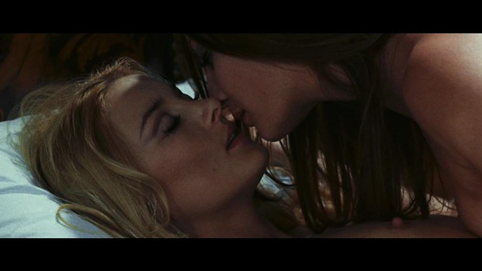 A ide do tuhého (teda, ehm...) Barbara Bouchet a Rosalba neri v lesbickej scéne