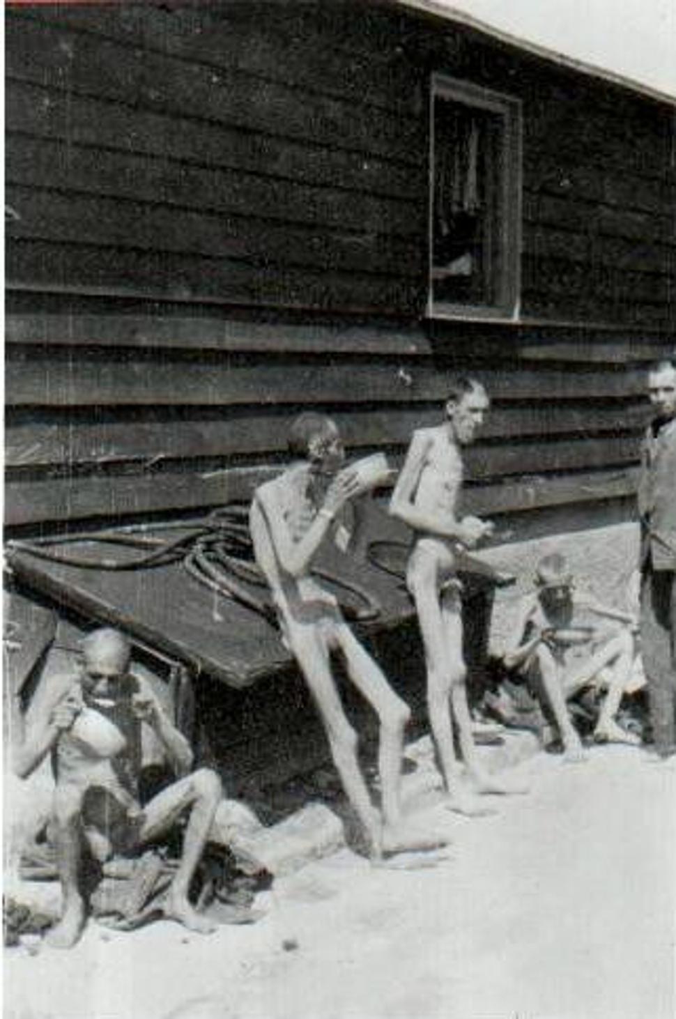 Väzni Mauthausen-Gusen krátko po ich oslobodení. Zdroj: Wikimedia