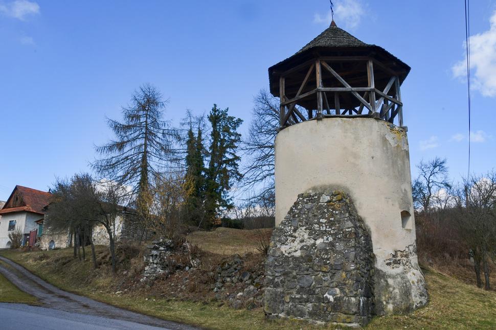 Z kedysi opevneného žibritovského kostola či hrádku zostala iba táto bašta - Zvonička. Ešte donedávna visel v nej aj aj vzácny, asi 200-ročný zvon. Ten ale ktosi ukradol, polícia páchateľa dodnes nevypátrala.