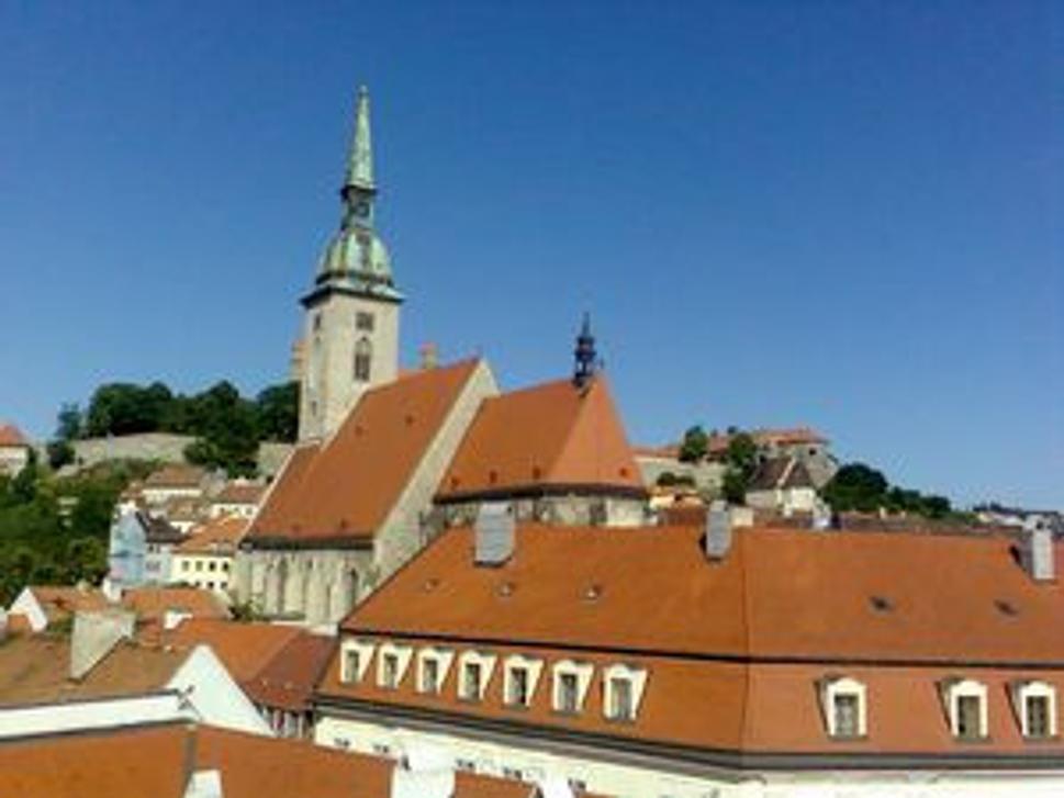 Pohľad z mojej terasy na Dóm Sv. Martina v Bratislave.